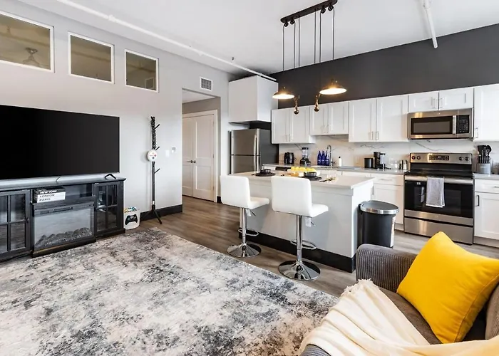 South Side Retreat - Elevator And Wifi - Sleeps 4 *