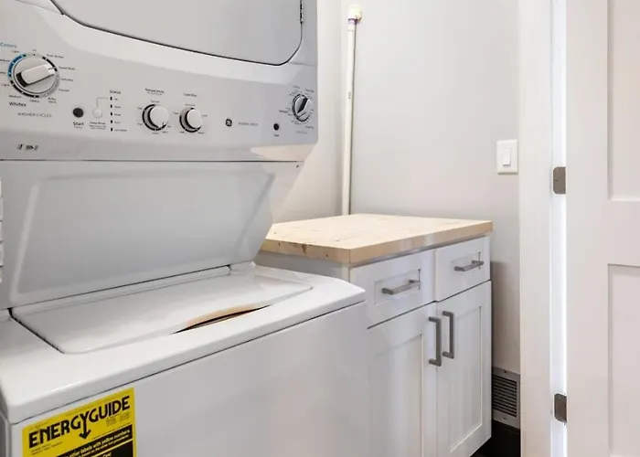 South Side Retreat - Elevator And Wifi - Sleeps 4 Holiday home *